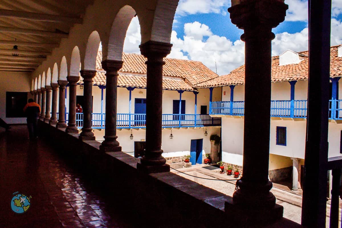 Corredor do segundo andar do museo historico regional de cusco
