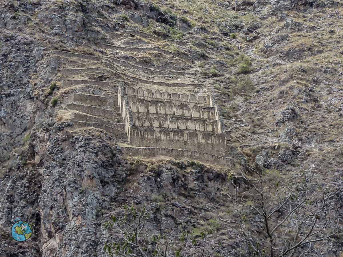 arquitetura inca na montanha de ollantaytambo em cusco