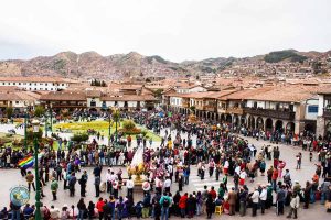 festividade praça de armas em cusco