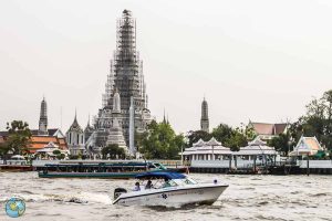 Vista do Wat Arun do balsa. transporte em bangkok