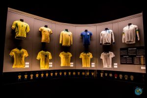 Camisas de todos os jogos. Museu da Seleção Brasileira.